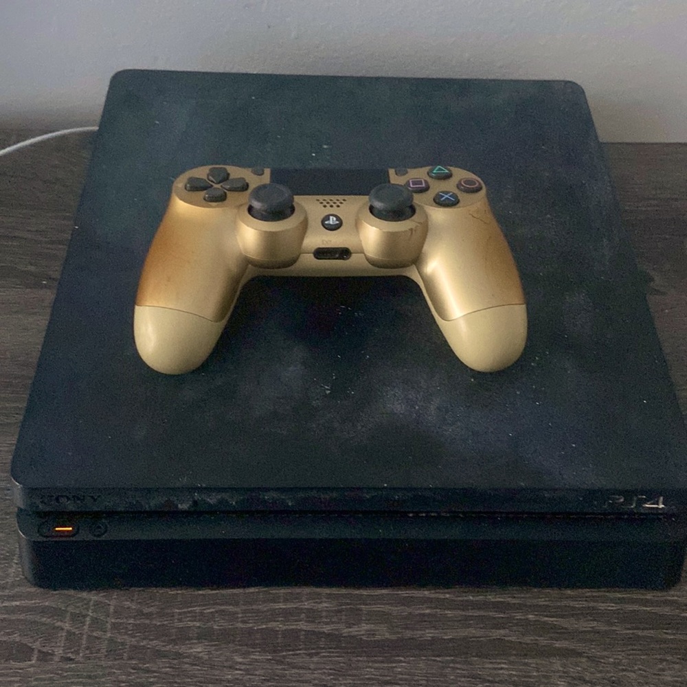 PS4 and golden controller cover has paint on it but it works perfectly fine